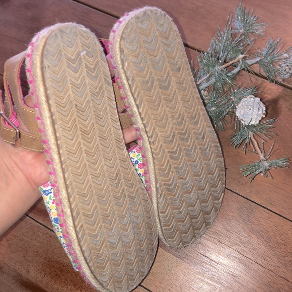 3/$12 Girls 3Y floral Toms sandals - Picture 3 of 4